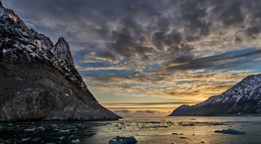 Soleil de minuit sur les falaises du glacier de la Madeleine